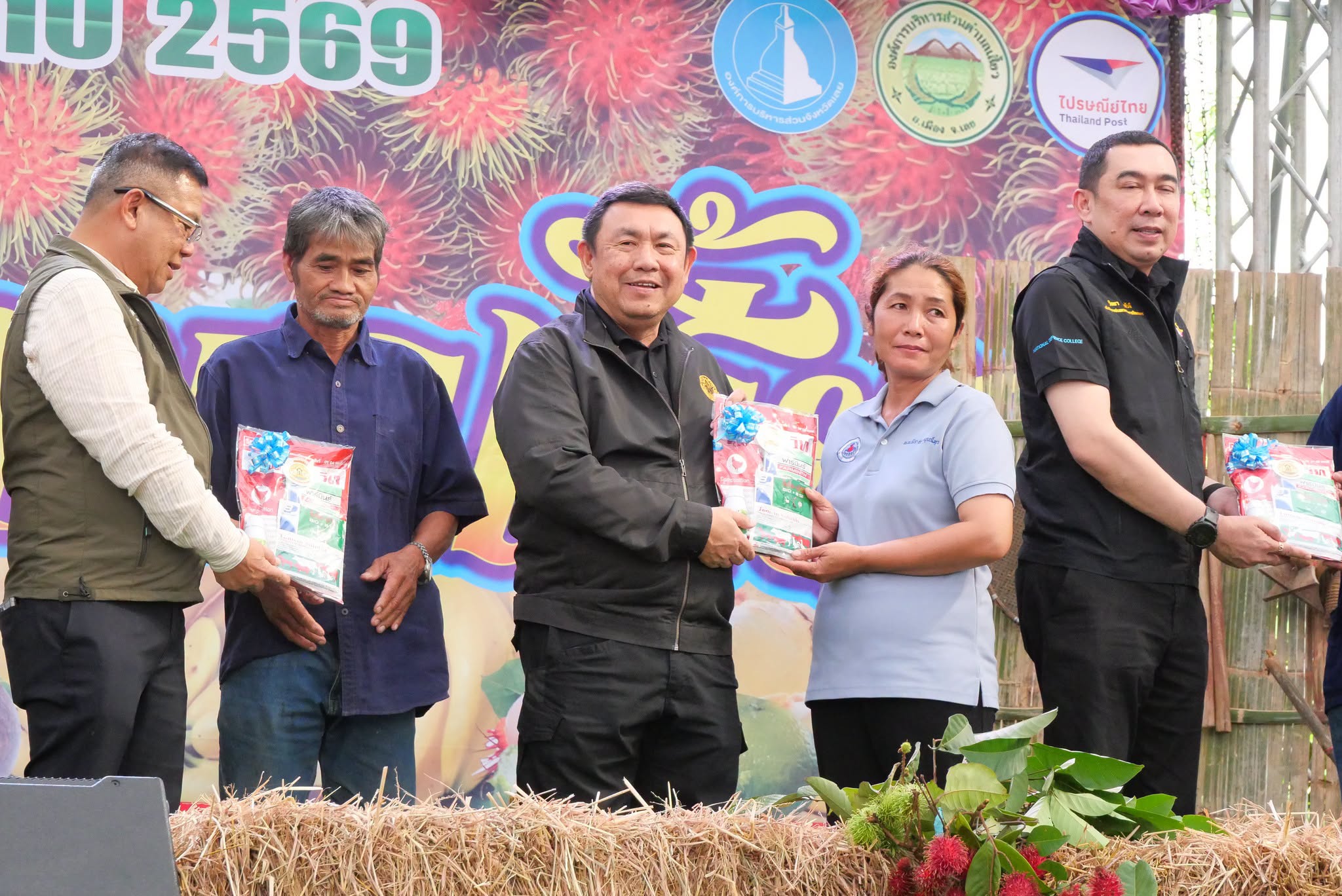 title - รมว.กษ. นำทีมลงพื้นที่ตรวจราชการ พร้อมมอบโฉนดเพื่อการเกษตร ส.ป.ก.เลย กว่า 6 พันไร่
